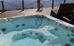 Stunning Log Cabin 45M2 On The Shore Of Kallavesi.